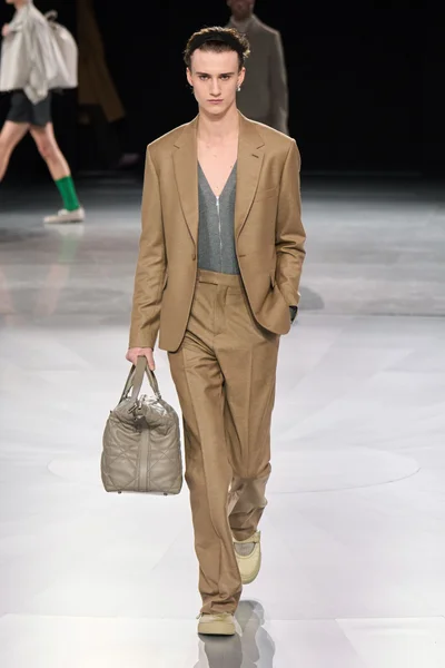 Look 15